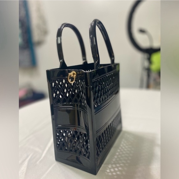 NWT LUNAMOON Smooth vented Mini hand/ crossbody bag - Size 7.5X7.25X3.75 - Picture 3 of 6